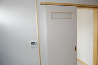 脱衣所入口　施工後
アコーディオンの扉から引き戸に
扉の位置も変更
